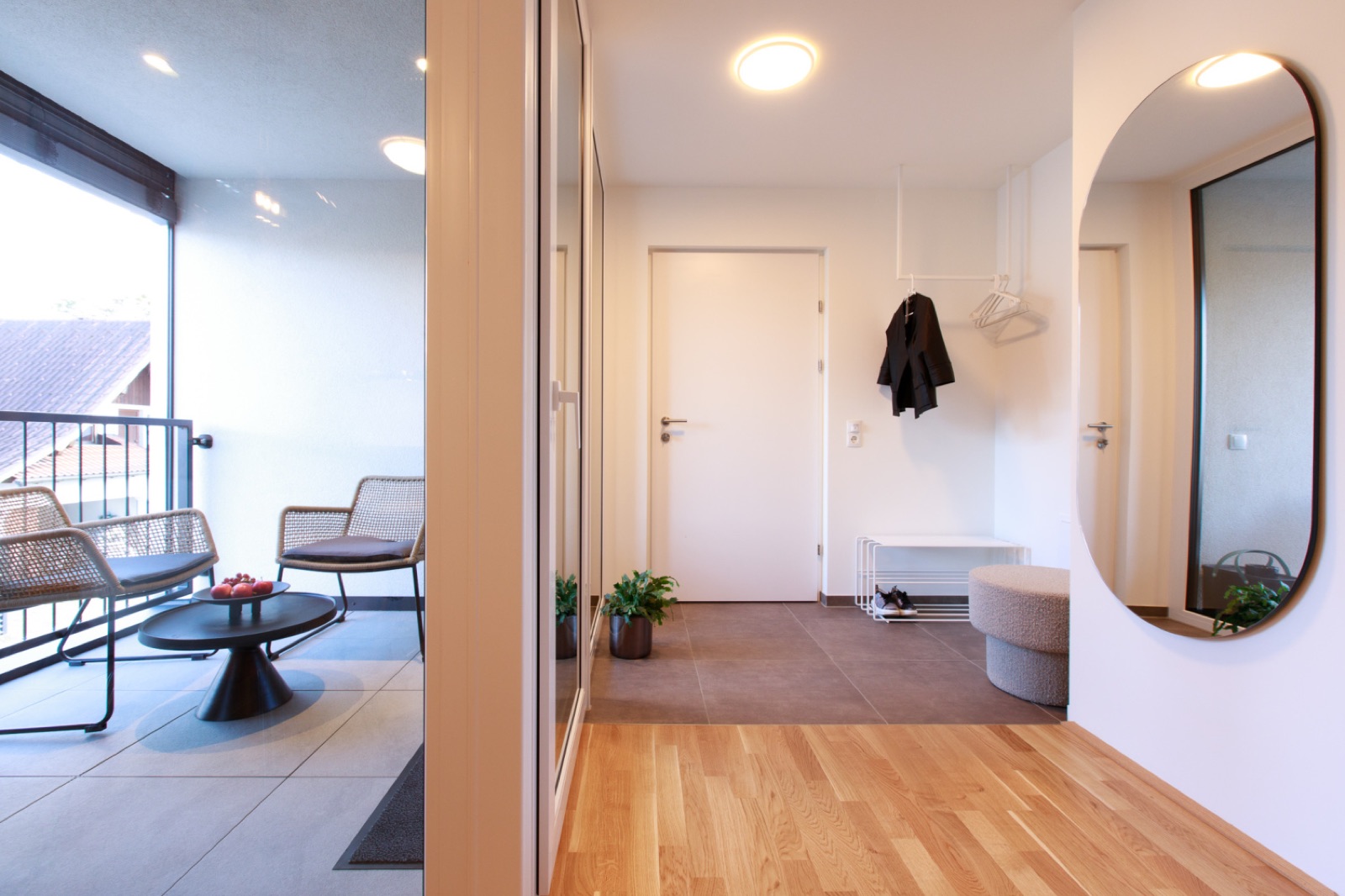 Eingangsbereich mit Garderobe und Spiegel im Wohlfühlapartment in Hard