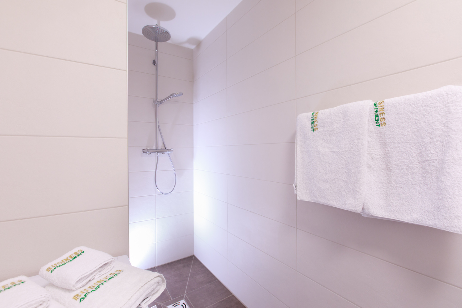 Begehbare Dusche mit bereitgelegten Handtüchern im Bad in Hard / Top 1