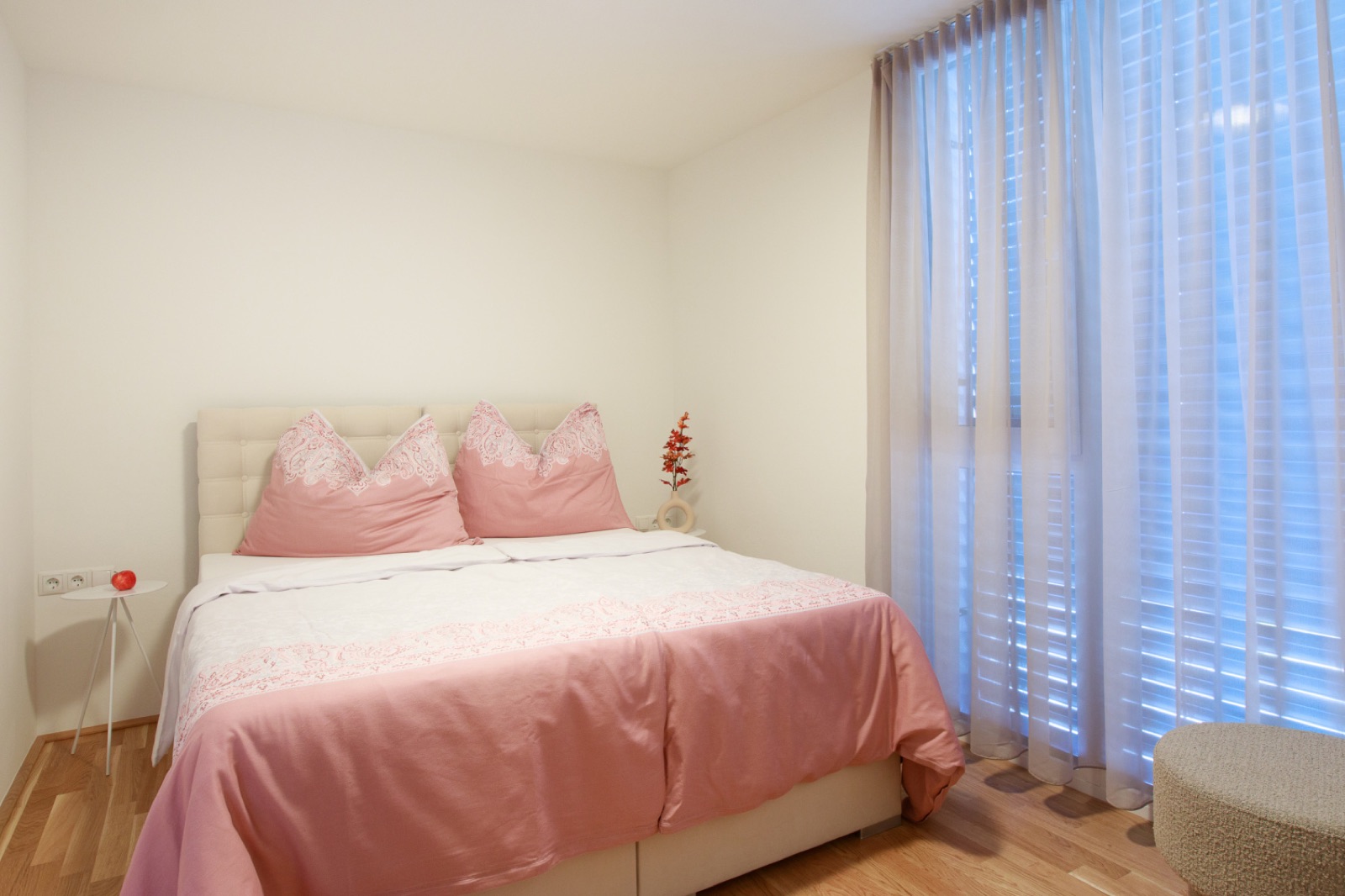 Schlafzimmer mit Doppelbett im Wohlfühlapartment in Hard / Top 1
