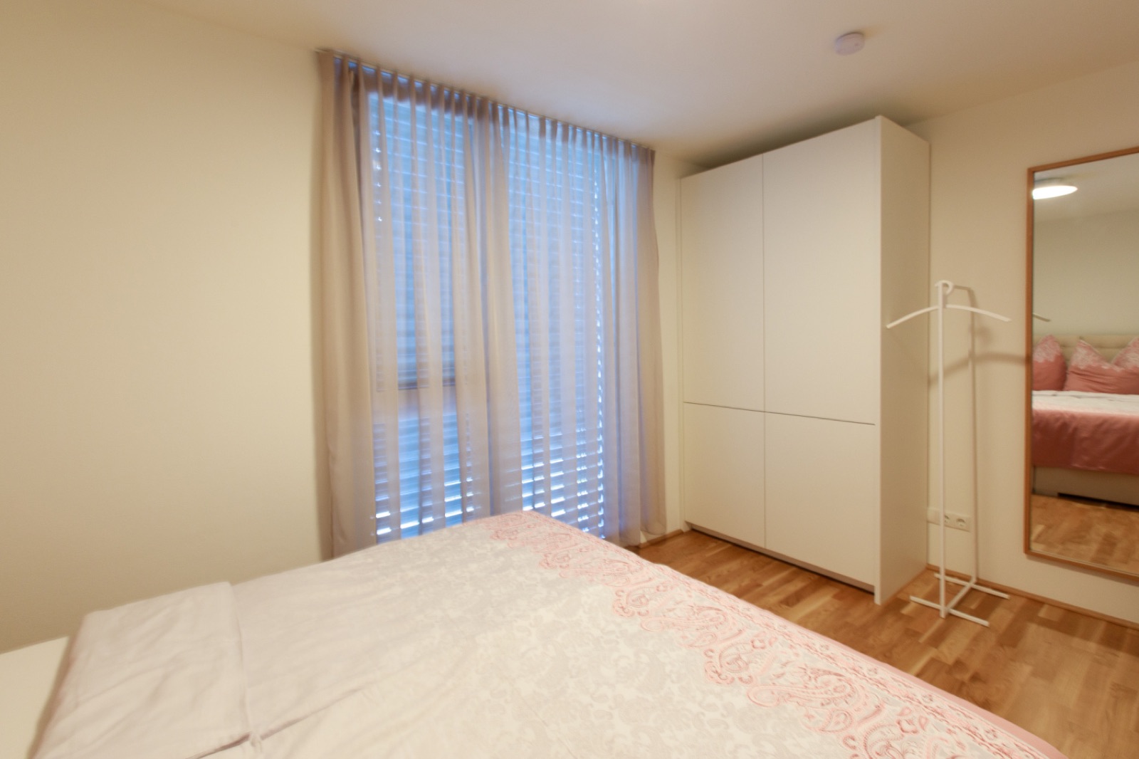 Schlafzimmer mit Kleiderschrank und Spiegel in Hard / Top 1
