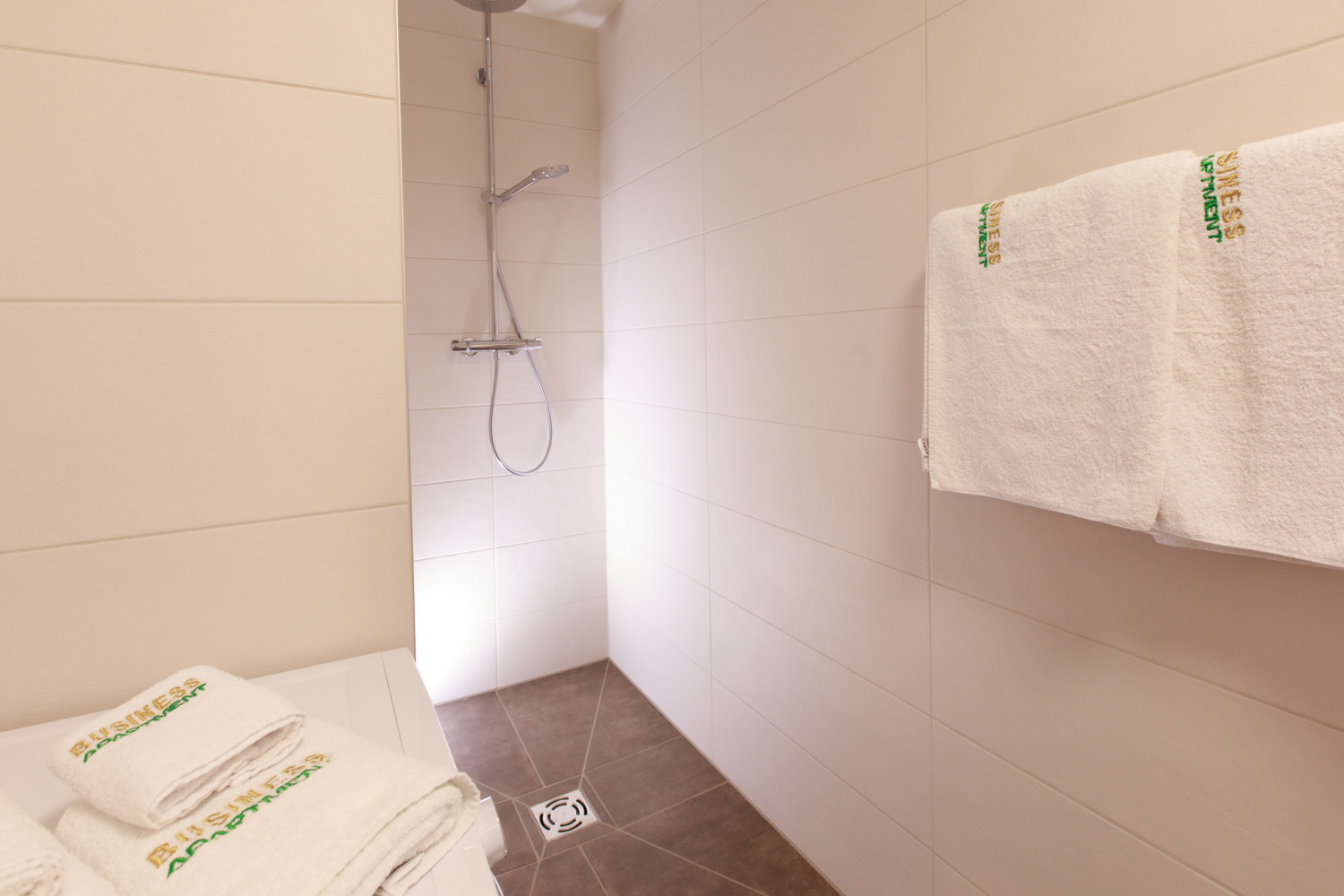 Dusche mit Handtüchern im Badezimmer in Hard / Top 1