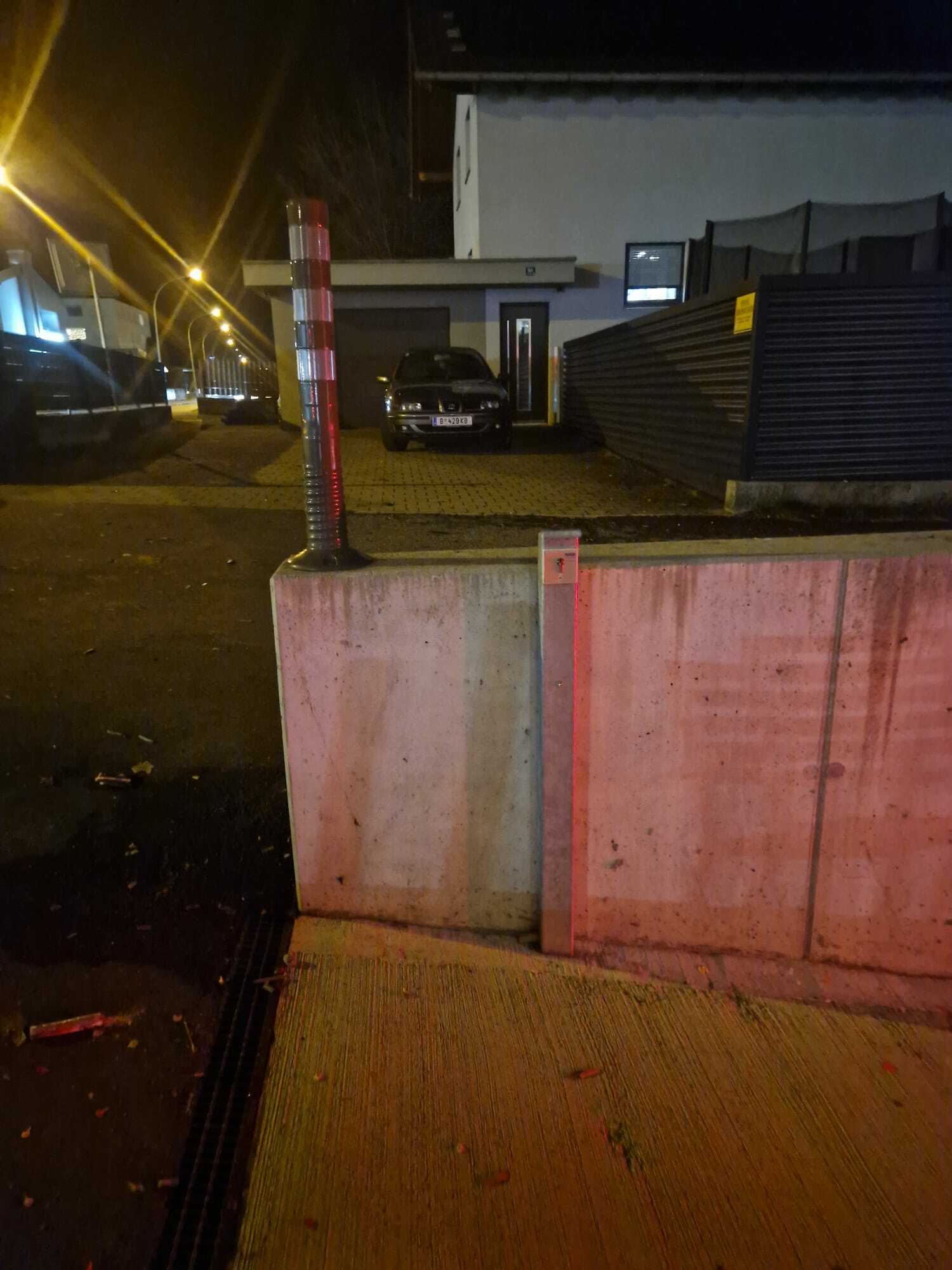 Einfahrt zum Apartmenthaus in Hard bei Nacht