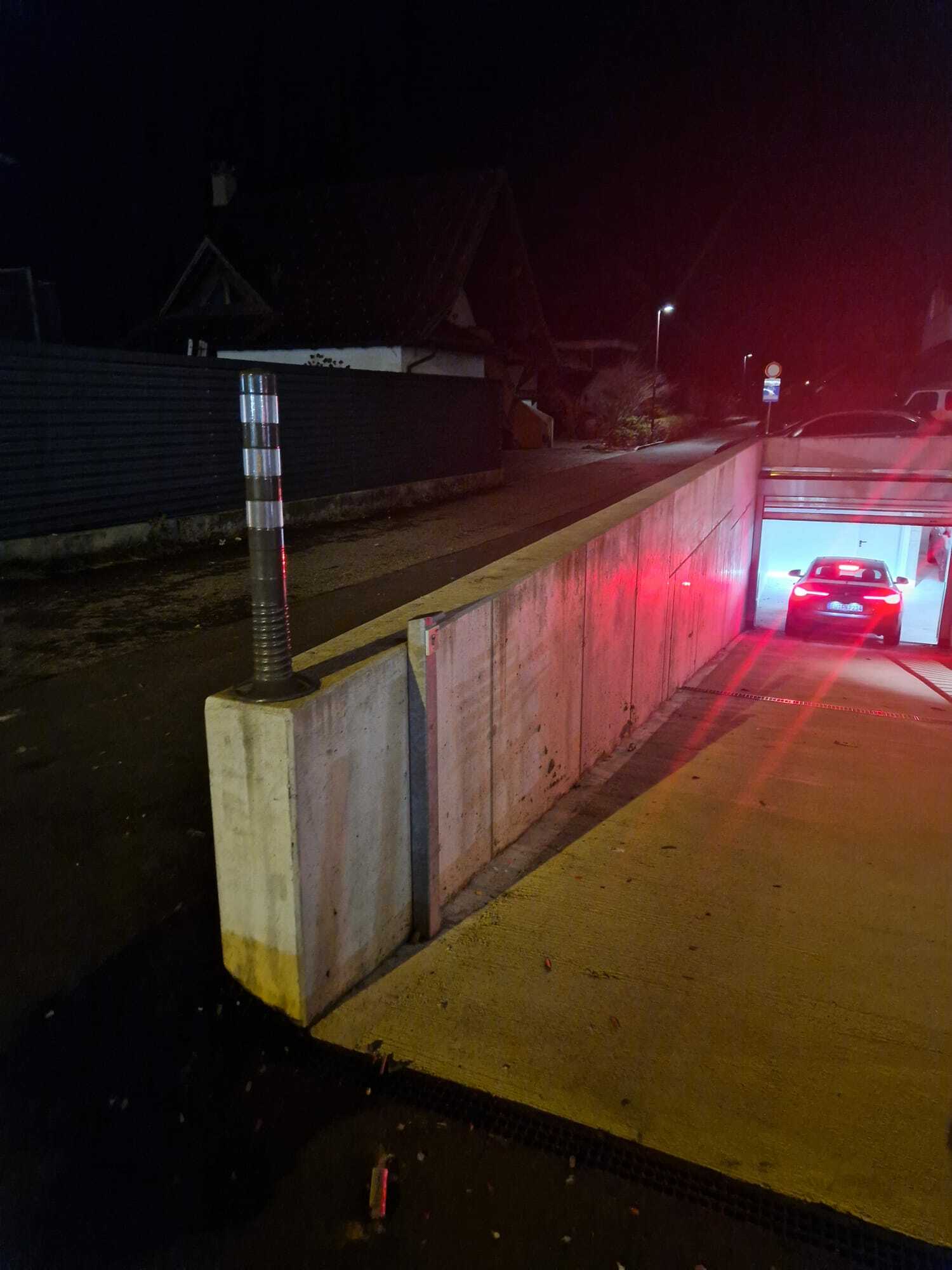 Beleuchtete Tiefgaragenzufahrt des Apartmenthauses in Hard bei Nacht