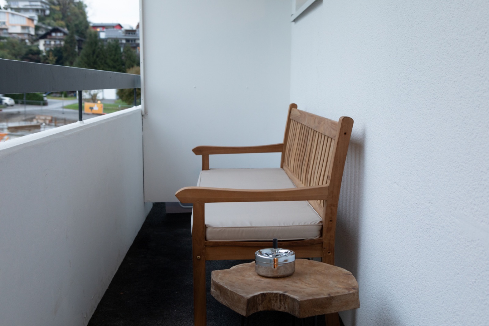 Balkon mit Sitzbank und Beistelltisch im Wohlfühlapartment Nr 24 in Götzis