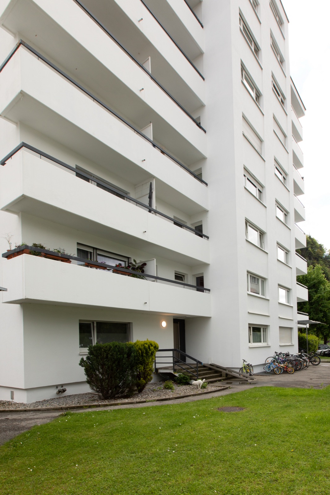 Balkone des Apartmenthauses im Zentrum von Götzis