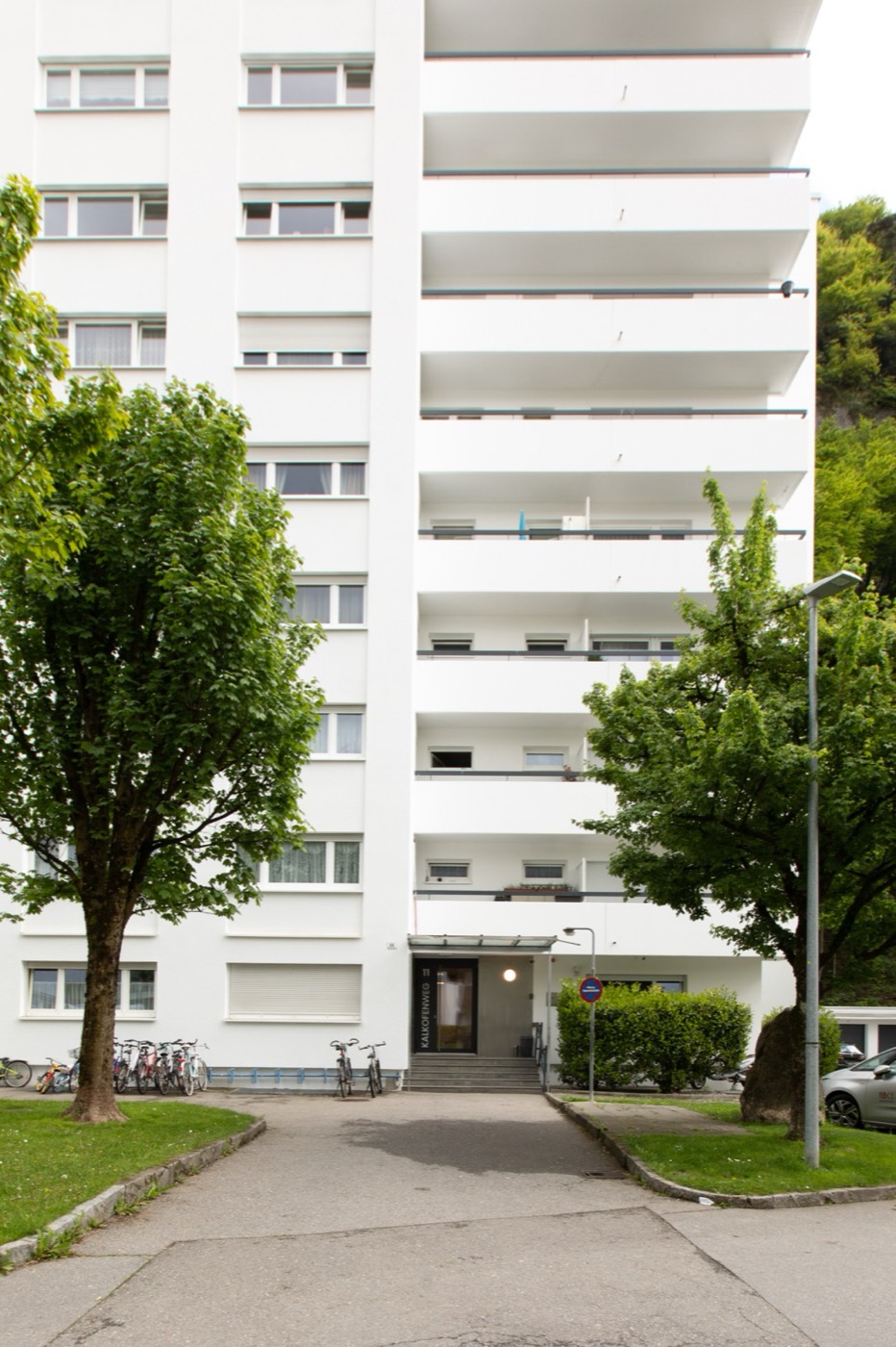 Wohnhaus mit Vorplatz und Bäumen in Götzis