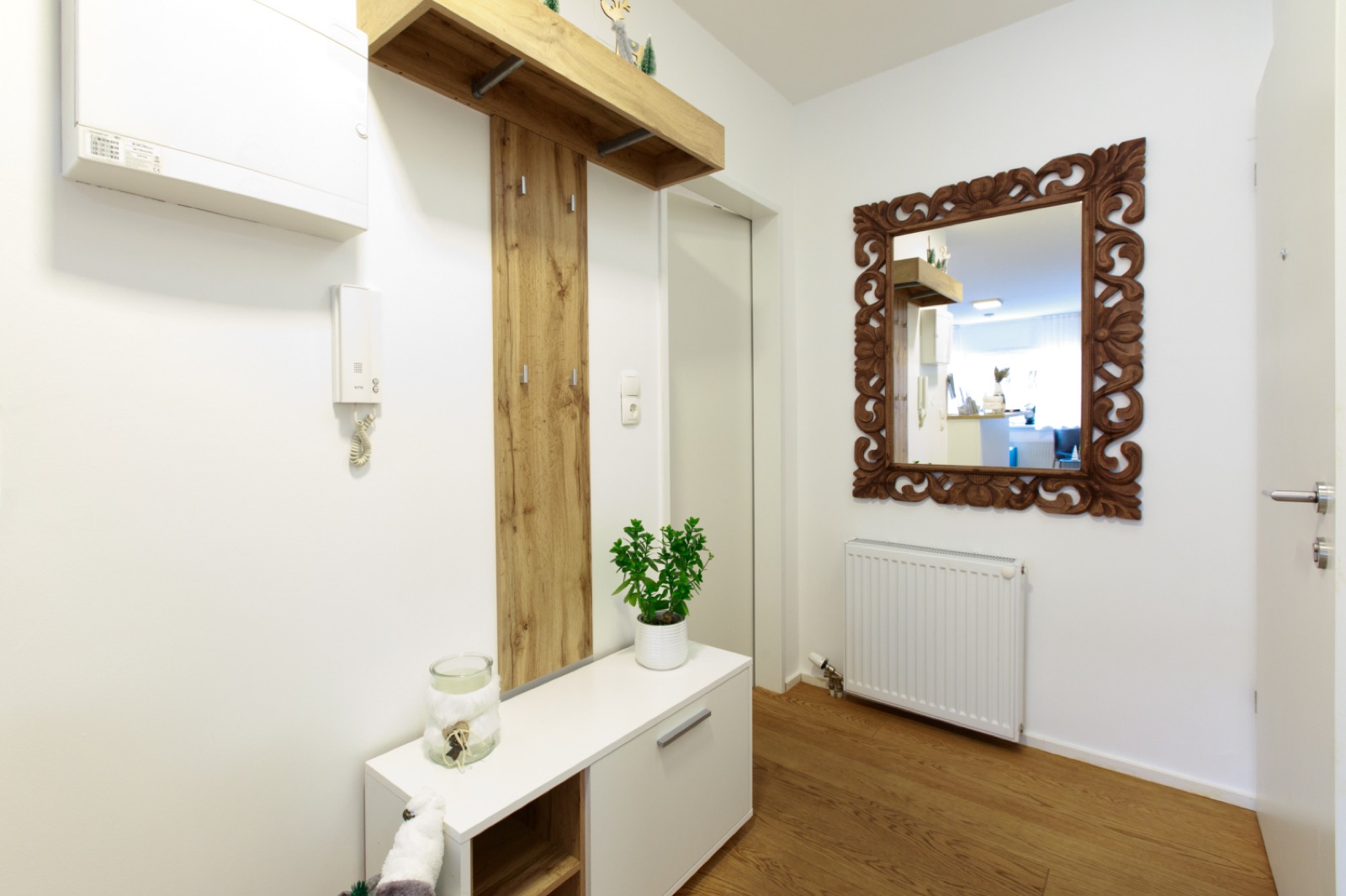 Diele mit Garderobe und Spiegel im Wohlfühlapartment Nr 24