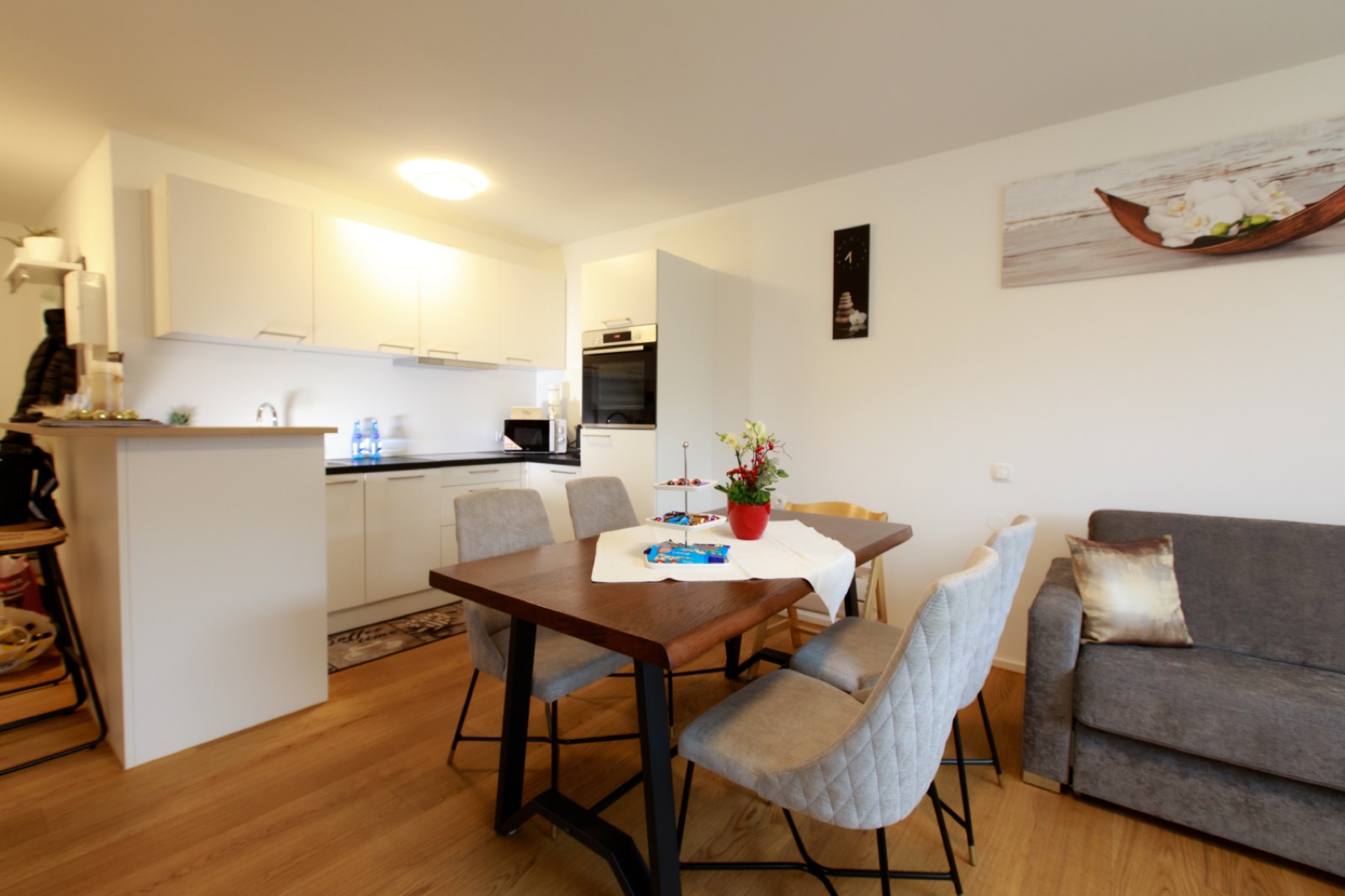 Offene Küche mit Esstisch und Sofa im Wohlfühlapartment Nr 24