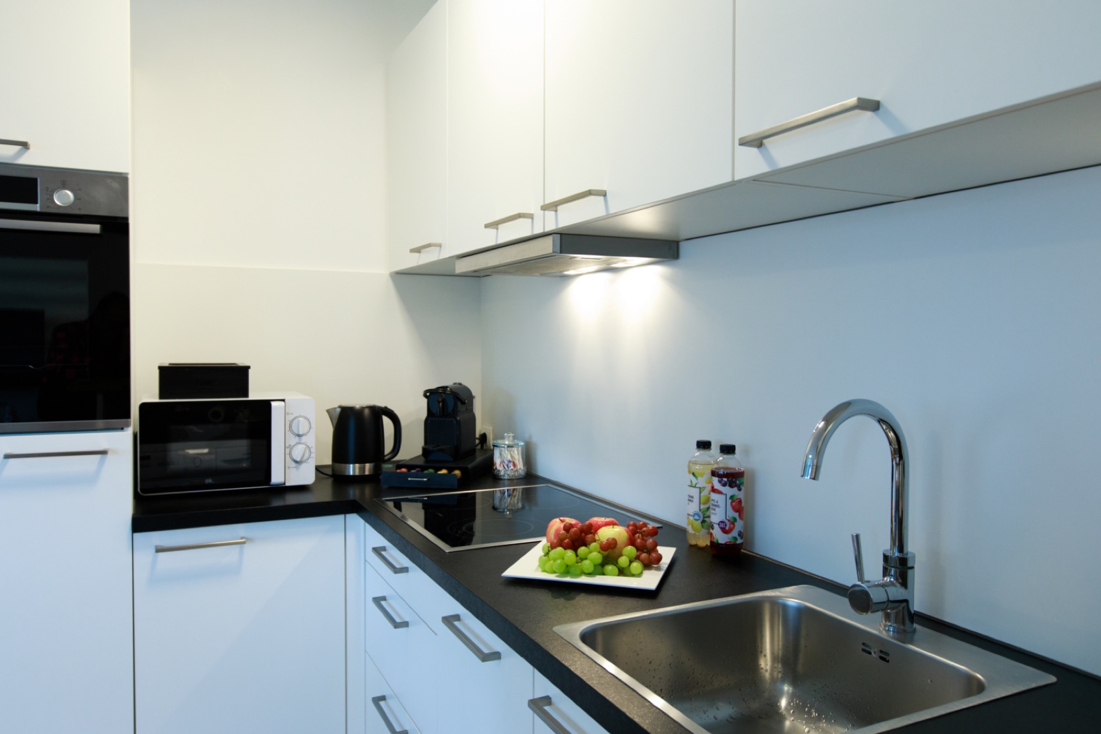 Küchenzeile mit Mikrowelle und Wasserkocher im Apartment Nr 24
