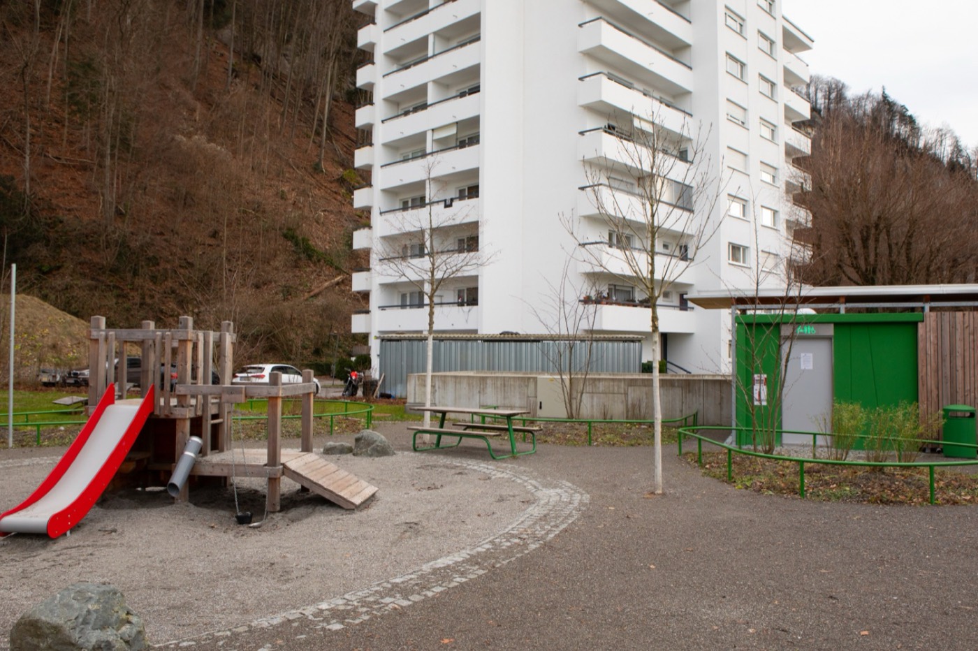 Spielplatz mit Rutsche neben dem Apartmenthaus in Götzis