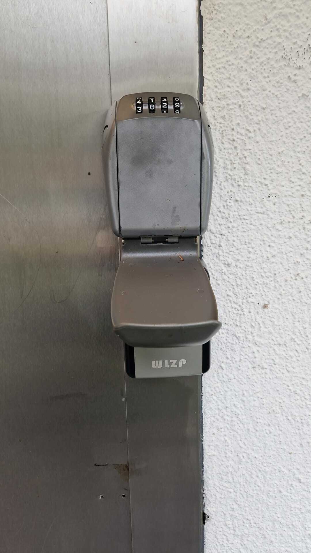 Schlüsselboxen rechts neben dem Haupteingang in Götzis