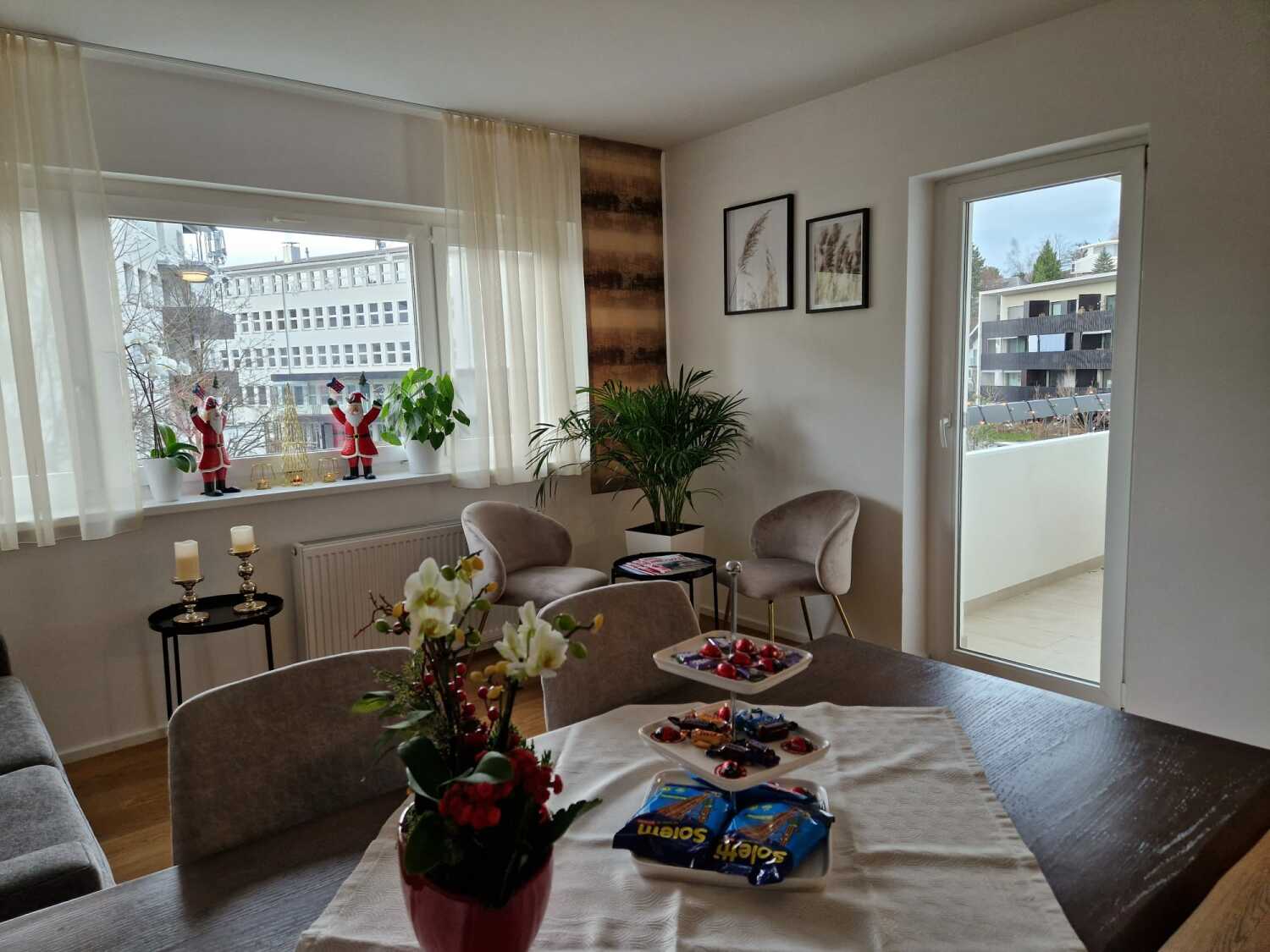 Essbereich mit Blick zum Balkon im Apartment Nr 24 in Götzis