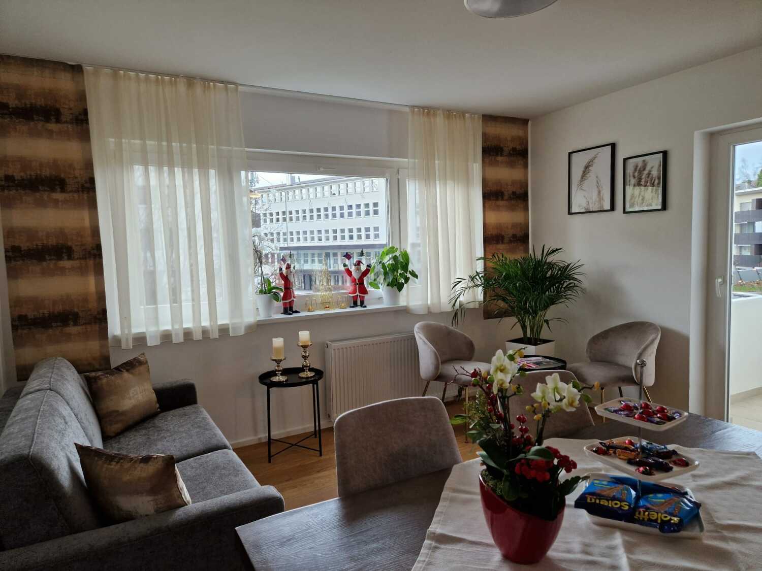Wohnbereich des Wohlfühlapartments Nr 24 mit Blick auf das Zentrum von Götzis