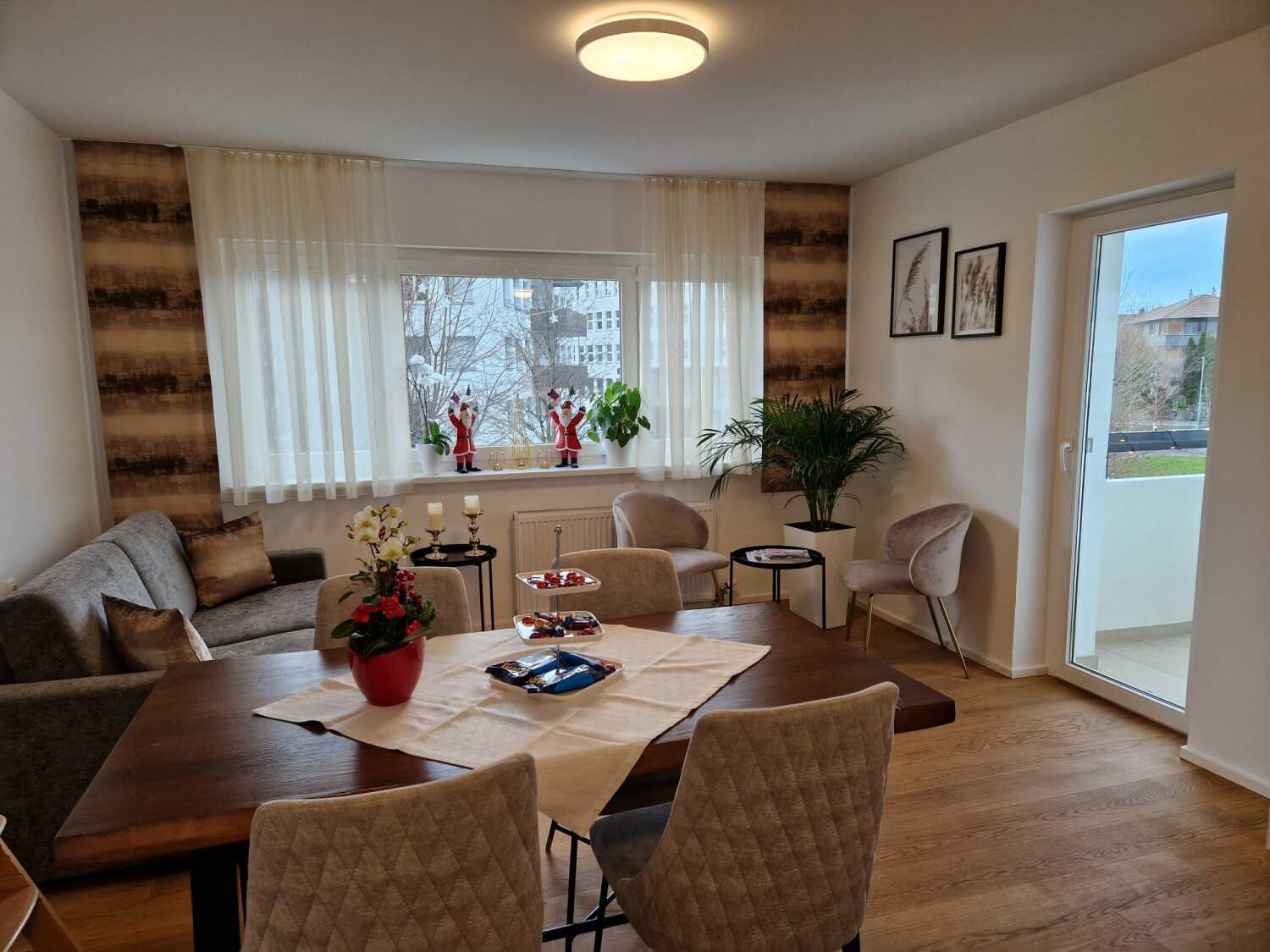 Wohn- und Essbereich mit Balkonzugang im Apartment Nr 24