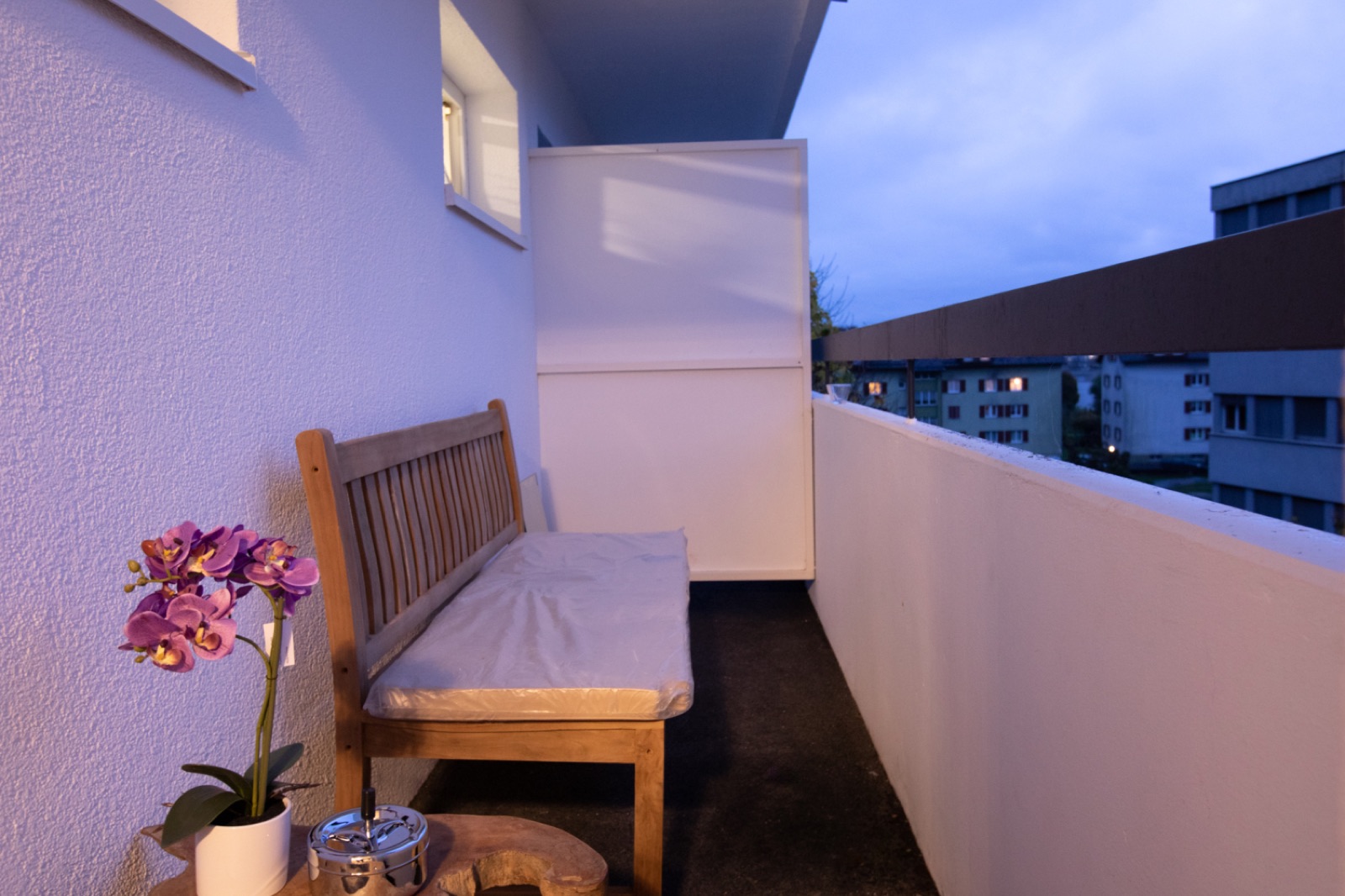 Balkon mit Sitzbank am Abend im Apartment in Götzis