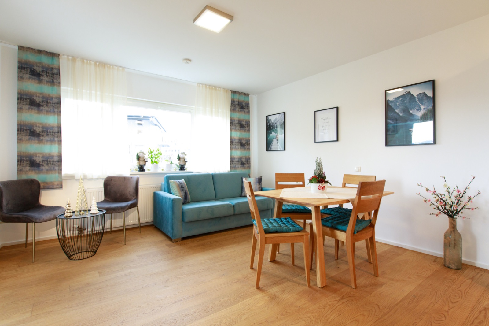 Wohnbereich mit Sofa und Essplatz im Apartment Nr 47 in Götzis