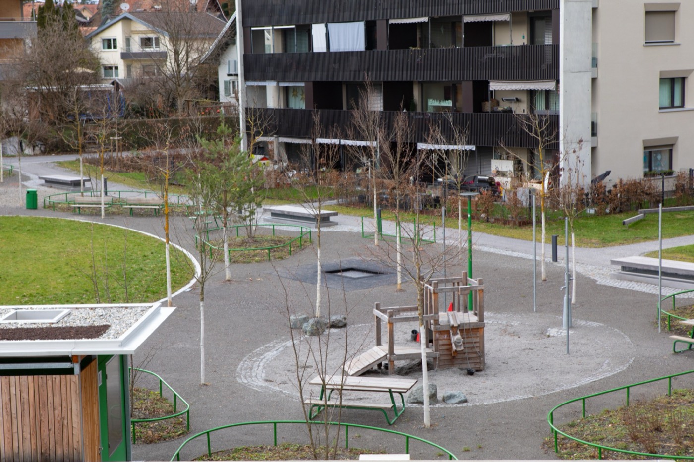 Blick vom Balkon auf Spielplatz und Grünanlage in Götzis
