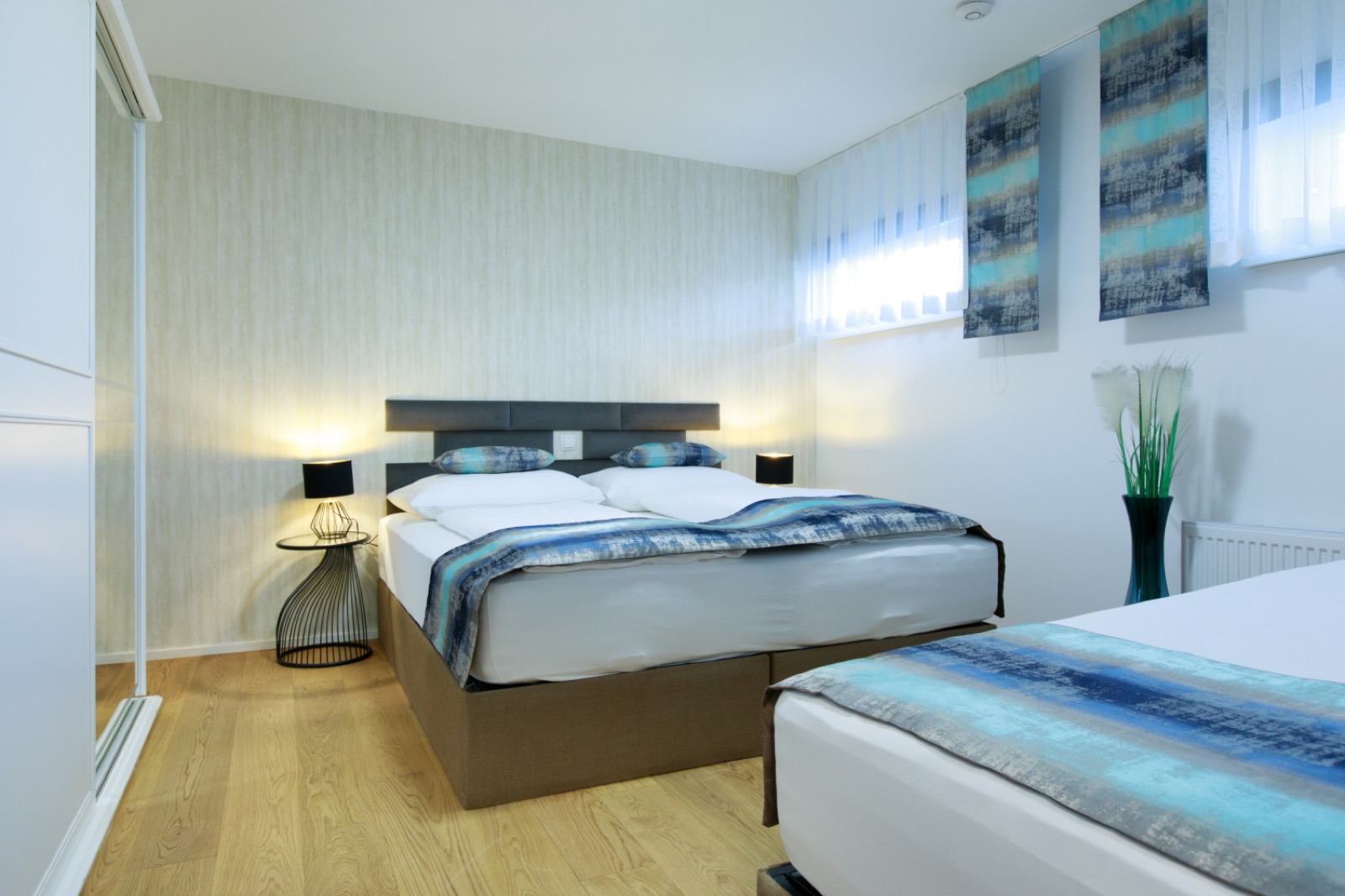 Schlafzimmer mit Doppelbett im Wohlfühlapartment Nr 47 in Götzis