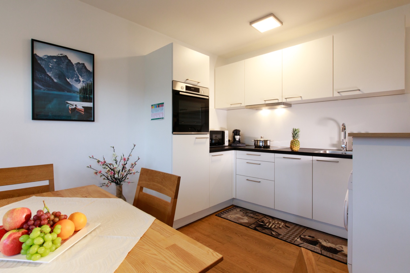 Küche mit Essplatz und Obstschale im Apartment Nr 47 in Götzis