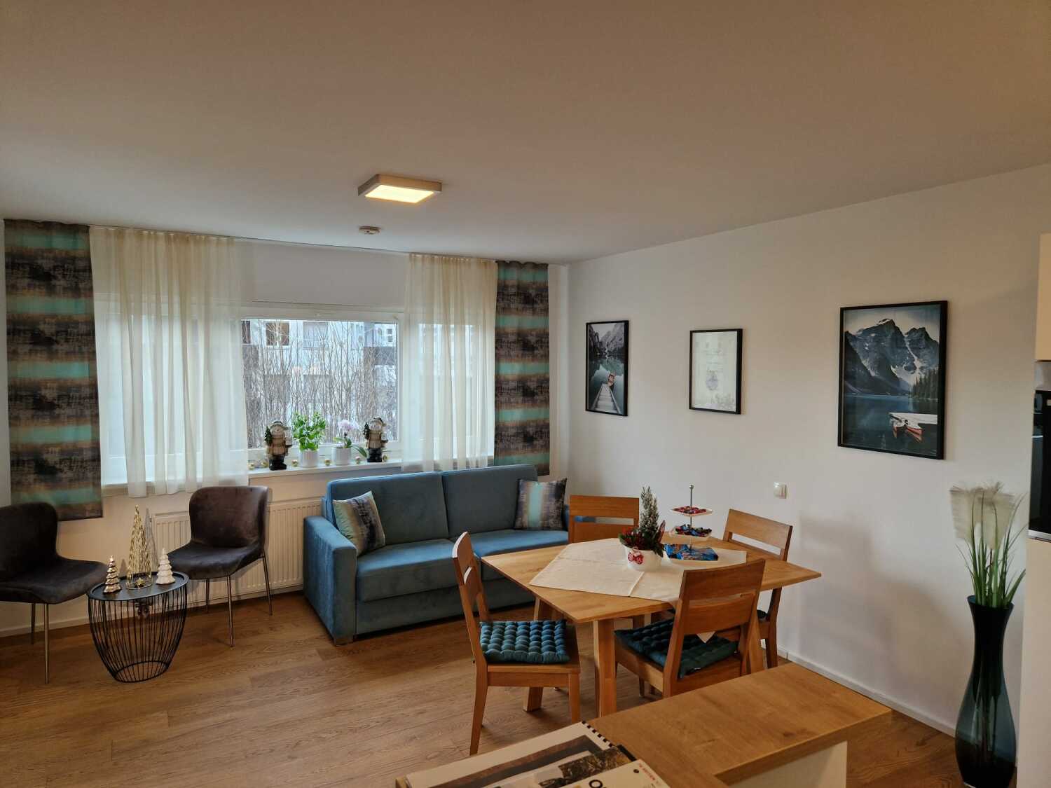 Wohnzimmer mit Sofa und Esstisch im Apartment Nr 47 in Götzis