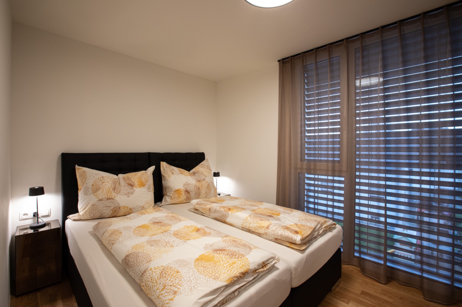 Schlafzimmer mit Doppelbett im Wohlfühlapartment in Hard