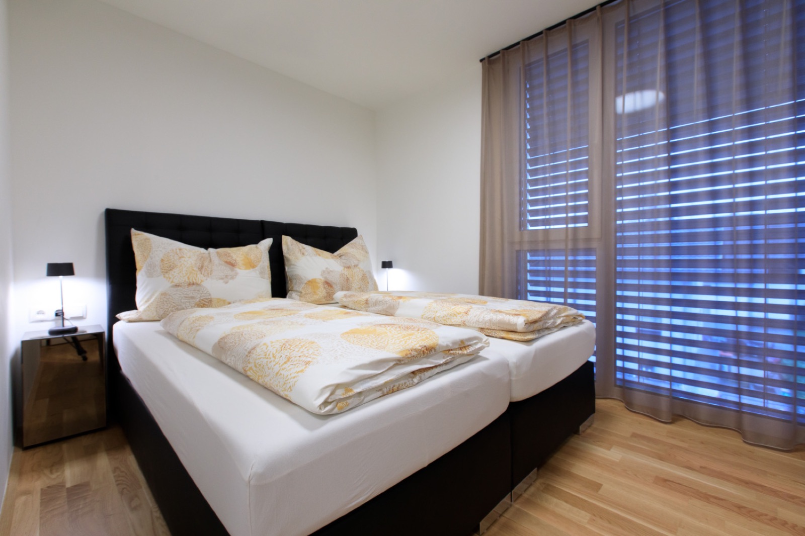 Schlafzimmer mit zwei zusammengestellten Einzelbetten in Hard / Top 8