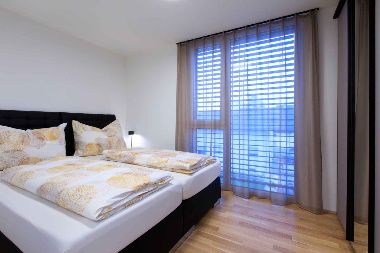 Schlafzimmer mit Doppelbett im Wohlfühlapartment in Hard