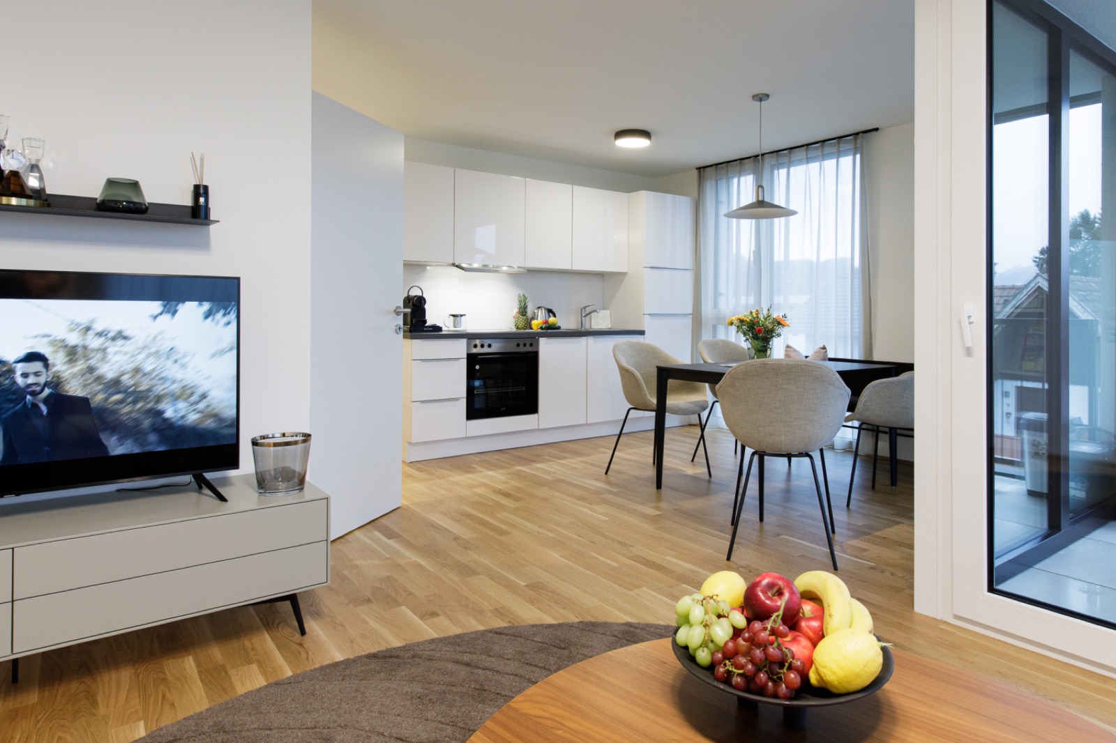 Offene Wohnküche mit Esstisch und TV in Hard / Top 8