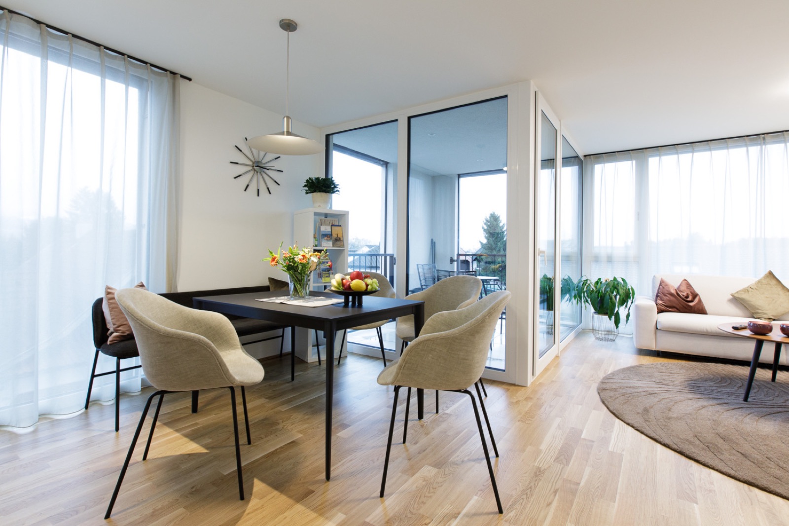 Esstisch mit Stühlen vor der Fensterfront in Hard / Top 8