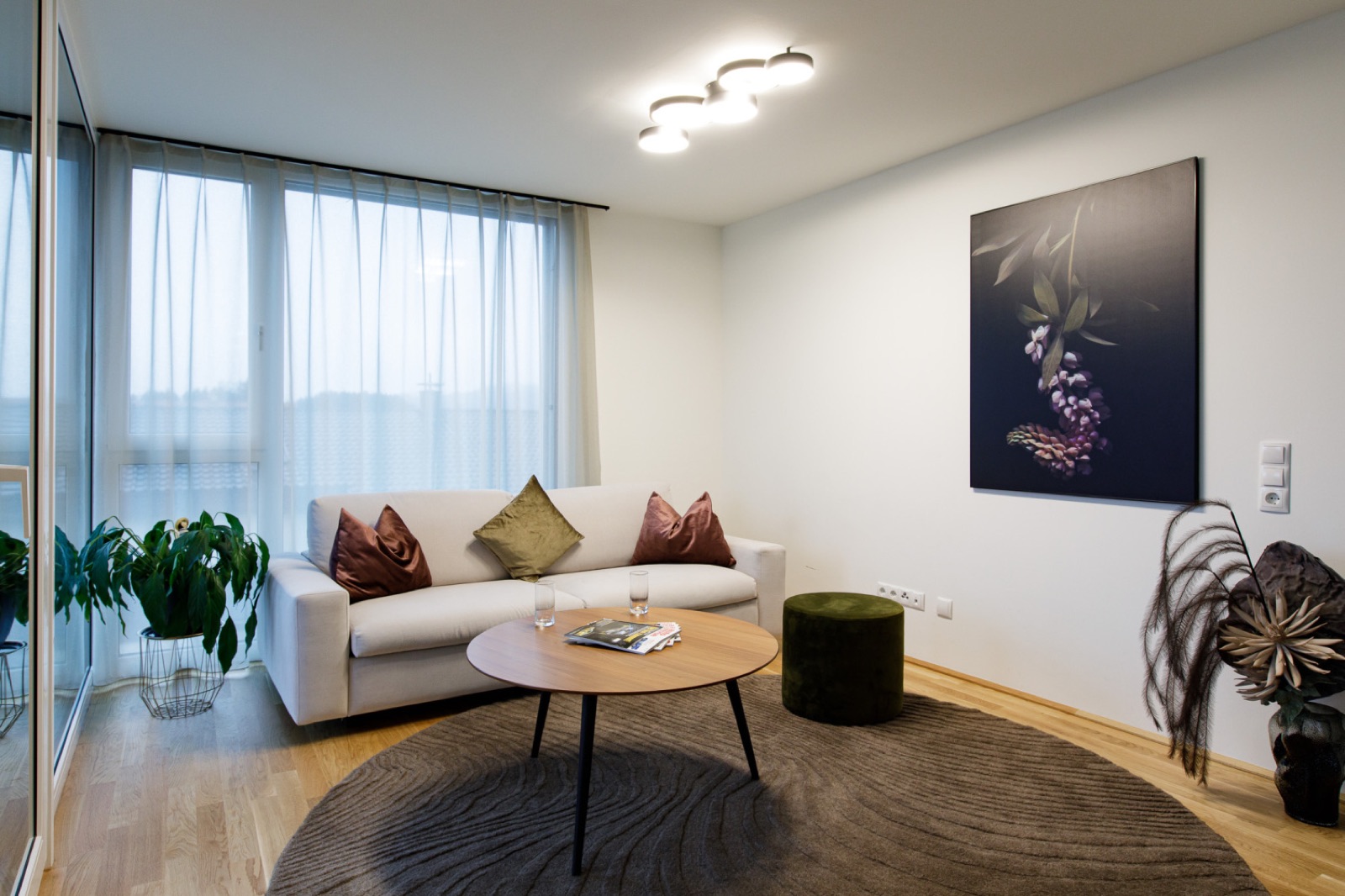 Wohnzimmer mit heller Couch und Couchtisch in Hard / Top 8