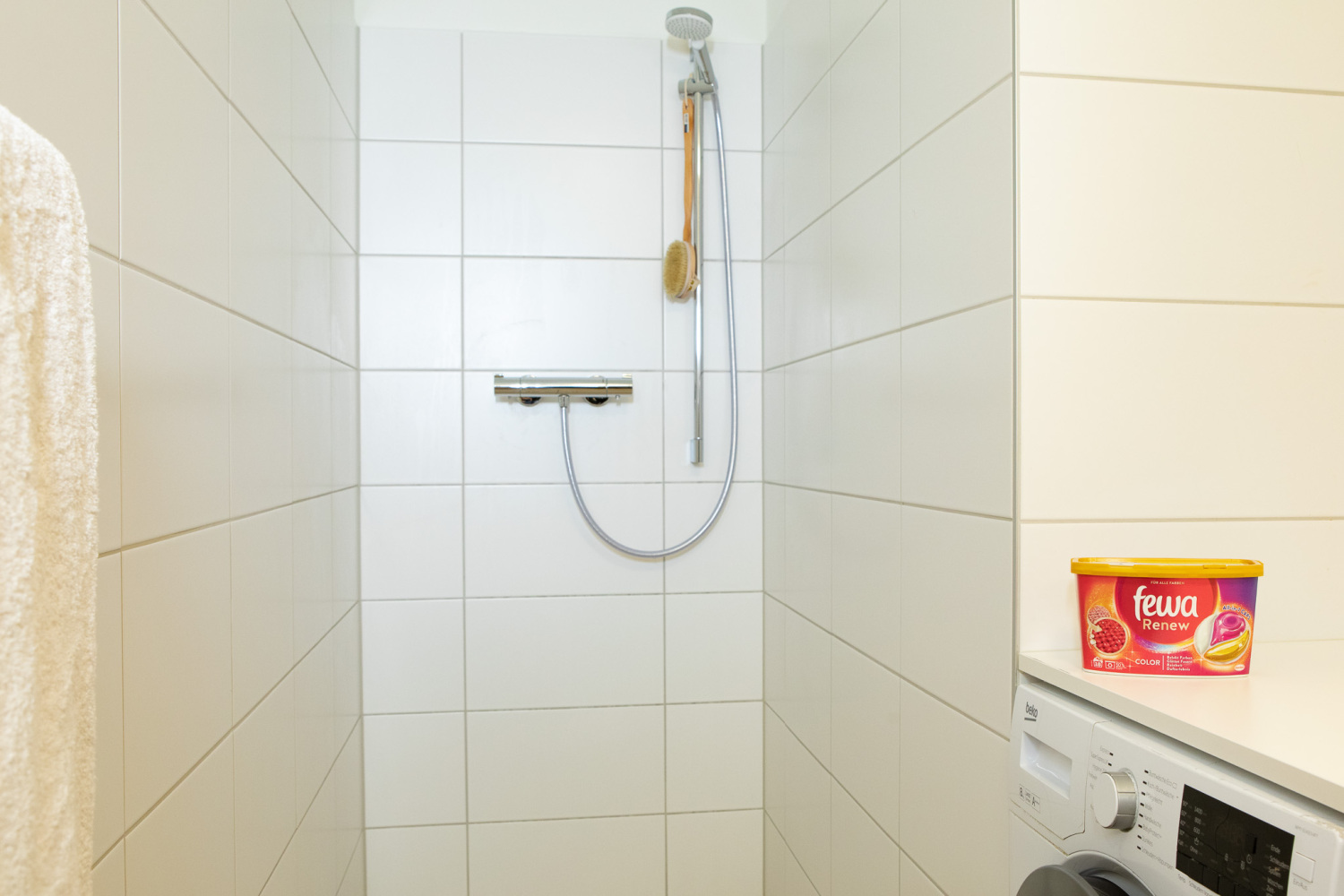 Dusche mit Duschkopf im Badezimmer in Hard / Top 8