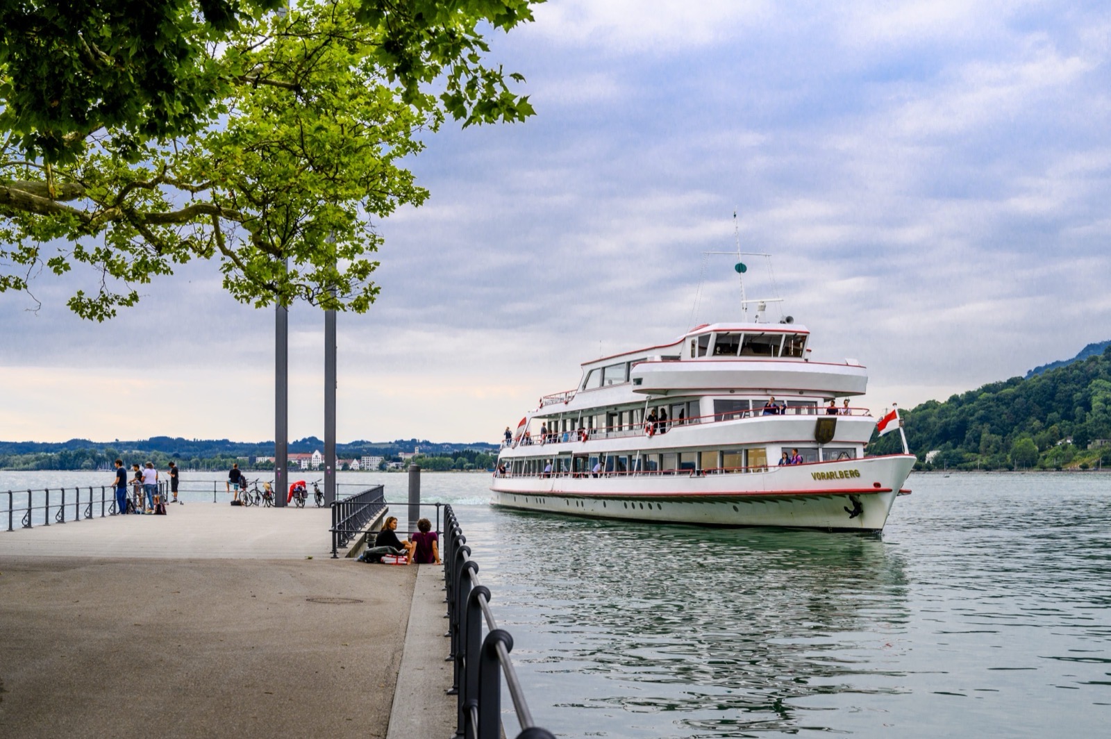 Bodenseeschiff der Vorarlberg Lines an der Uferpromenade in Bregenz