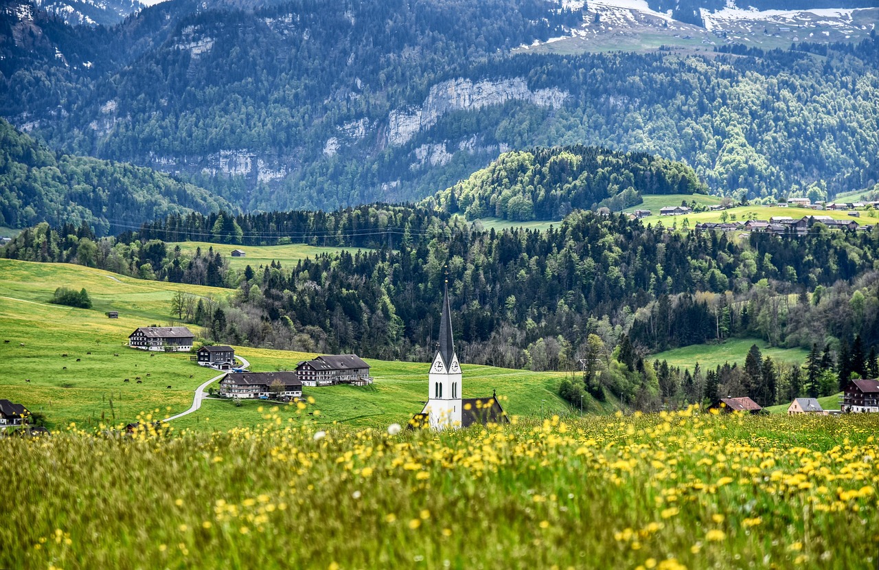 Dorf mit Kirche im Bregenzerwald, Vorarlberg