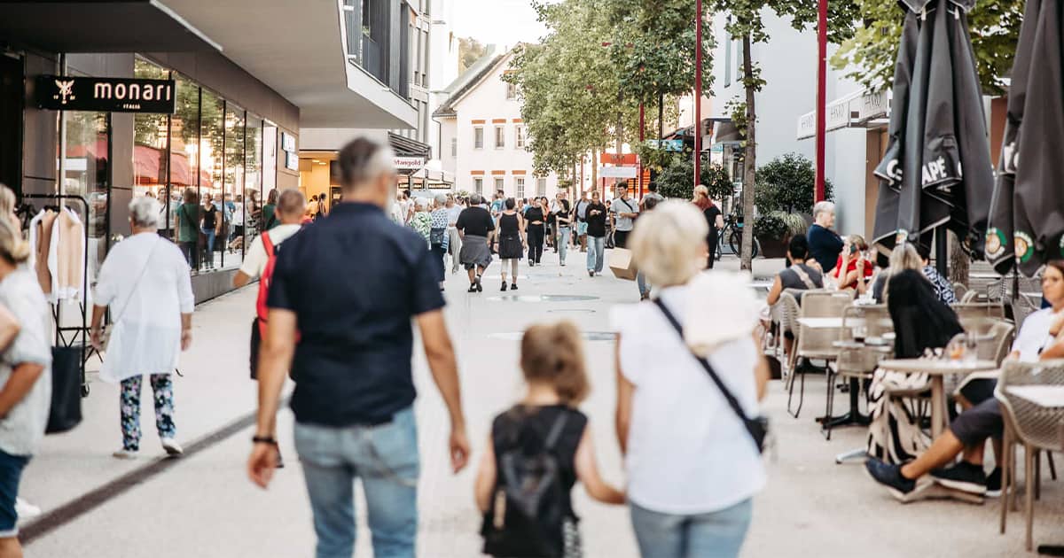 Flanierzone Am Garnmarkt in Götzis mit Geschäften und Gastgärten