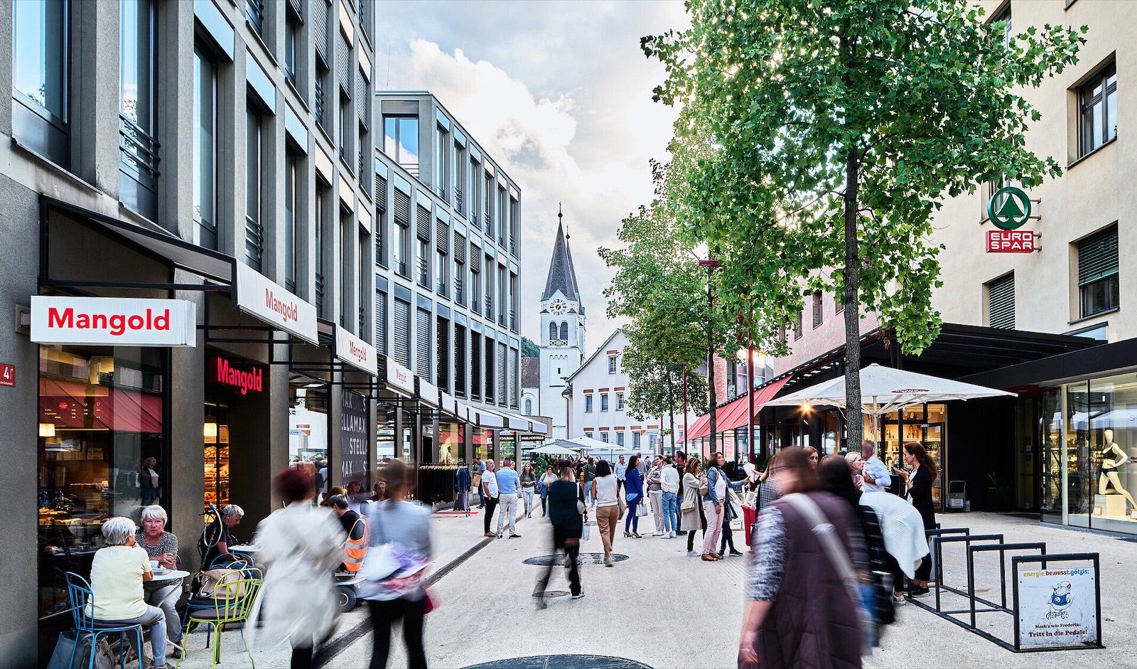 Flanierzone Am Garnmarkt in Götzis mit Cafés und Restaurants