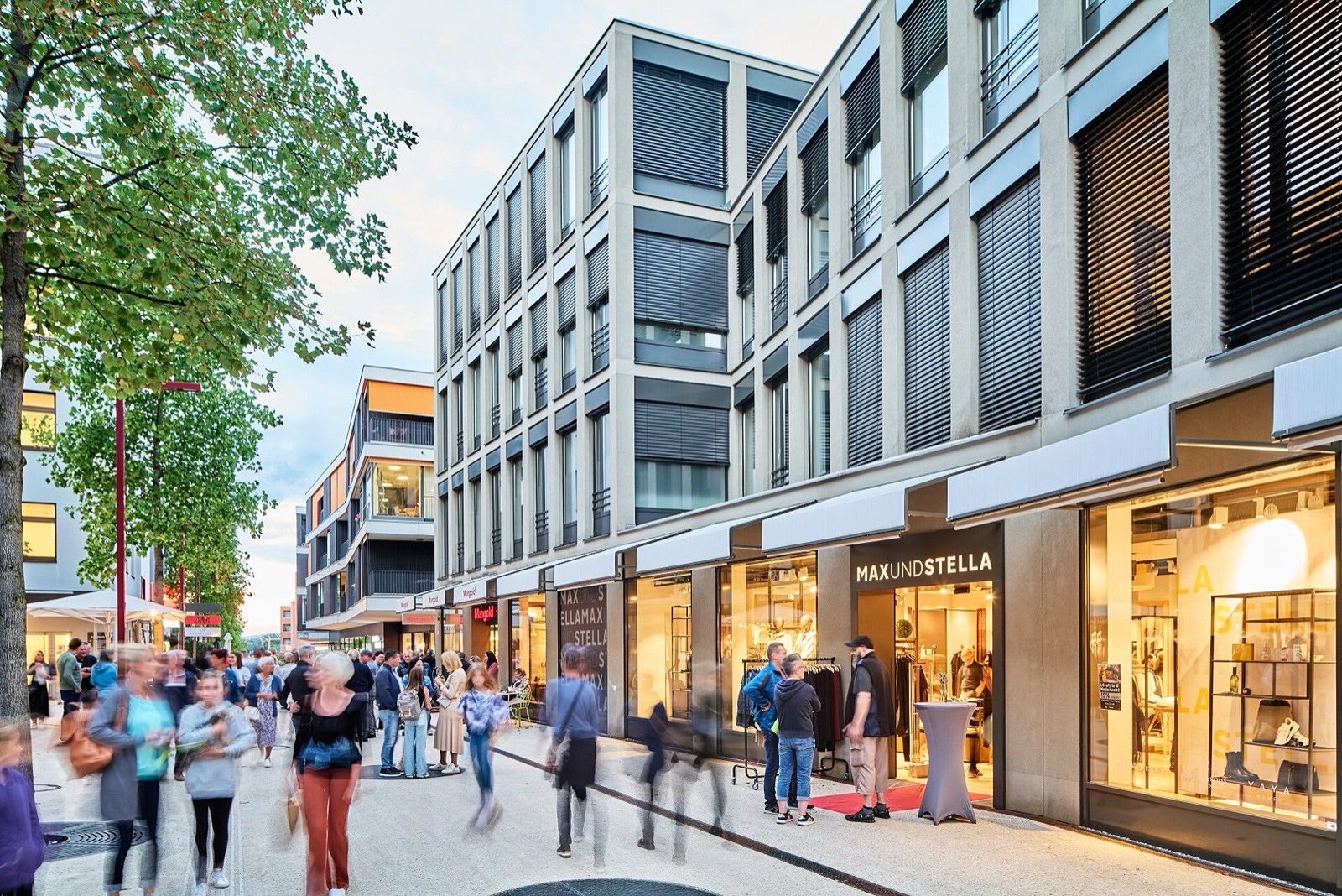 Einkaufsstraße Am Garnmarkt in Götzis mit Geschäften